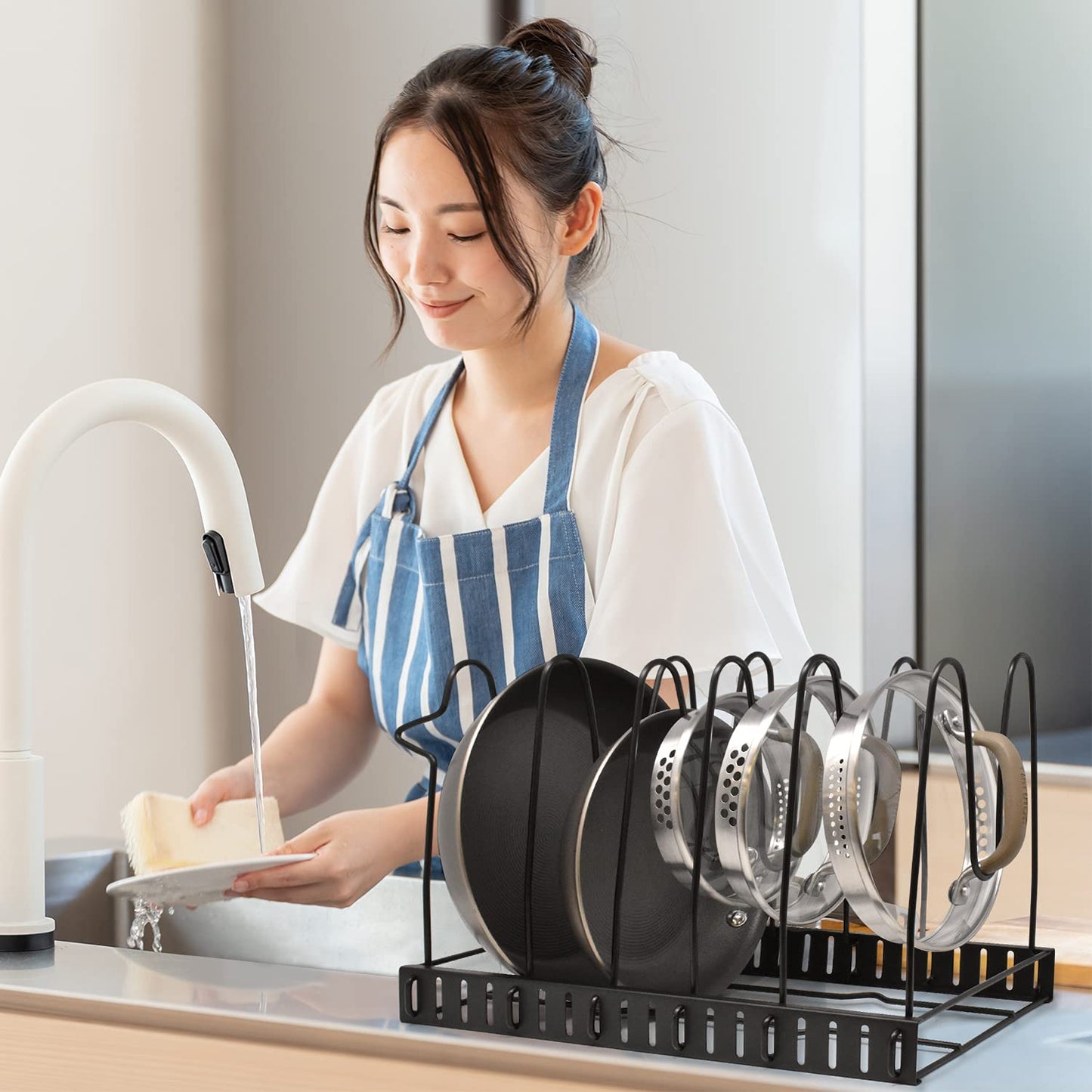 Space saving pots and pans Stand